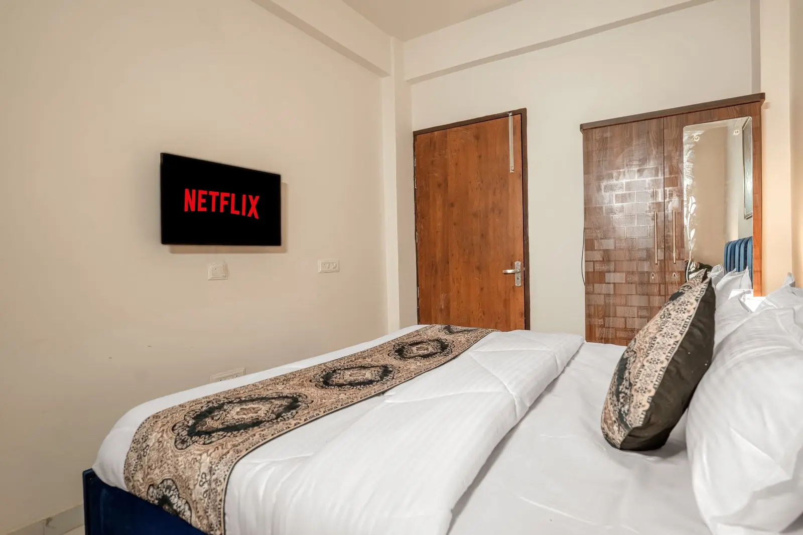Deluxe Room - image 1